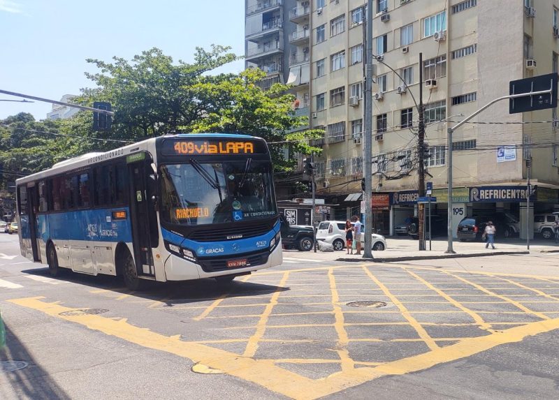 Governo do Rio de Janeiro vai contratar policiais de folga para atuar em ônibus que circulam na região metropolitana da capital