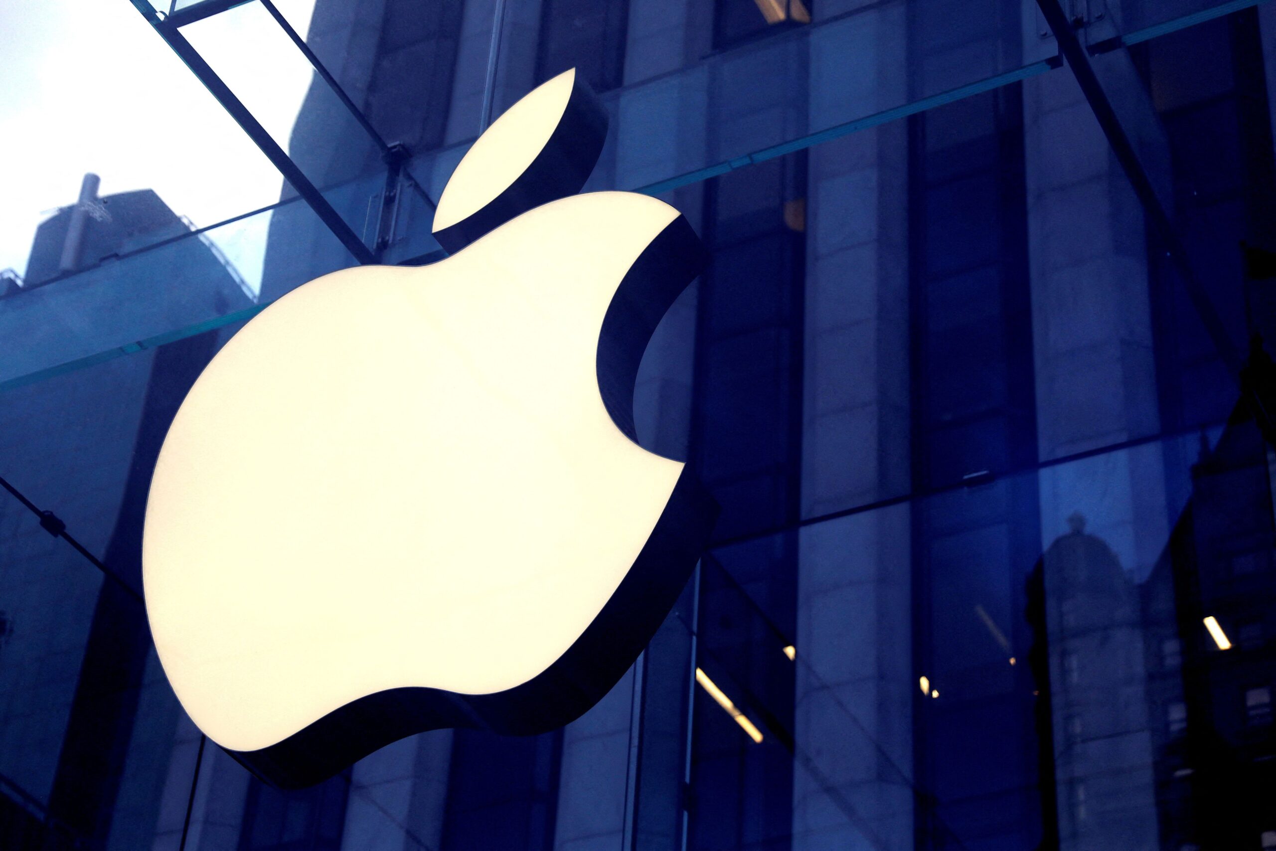 Apple supera expectativas em vendas, mas ações caem por temores de tarifas