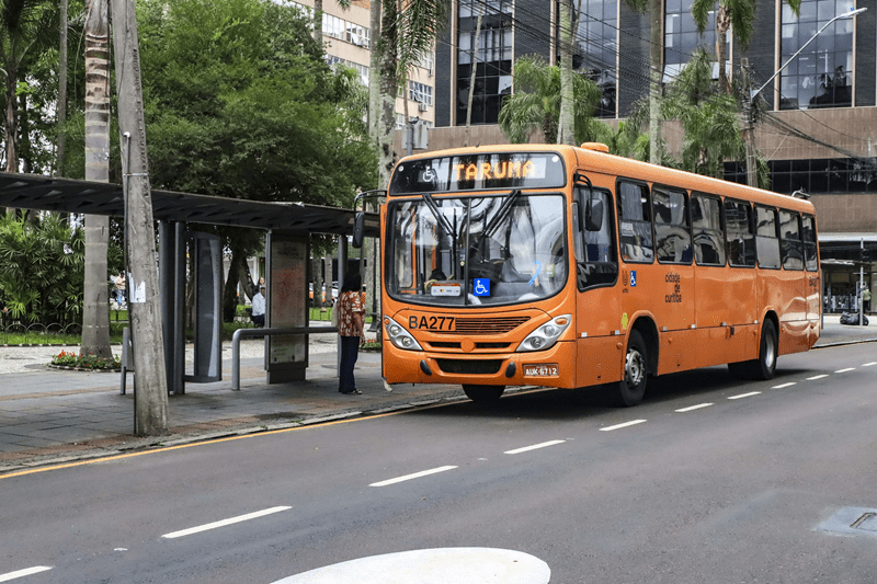 Integração temporal começa a operar no terminal da Praça Carlos Gomes em Curitiba (PR)