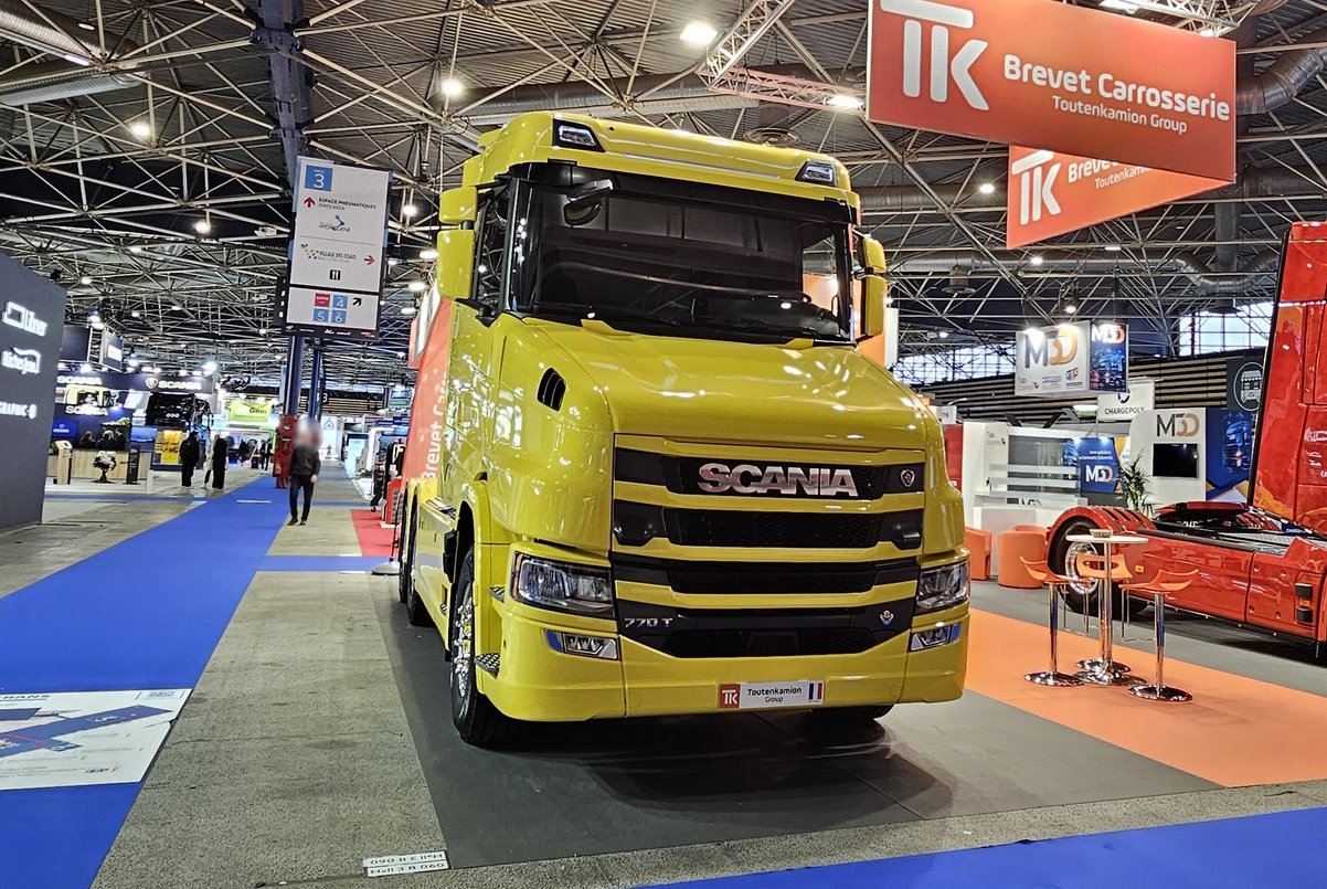 Scania 770S ganha capô da Série 4 em curiosa conversão na França