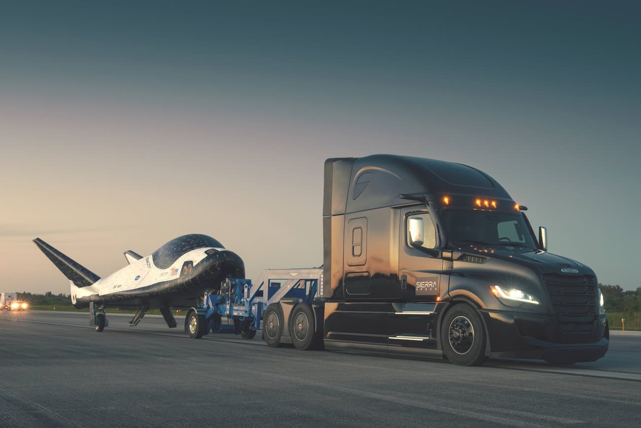 Freightliner Cascadia transporta nave espacial da Sierra Space