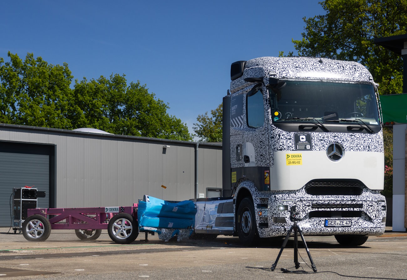 Mercedes-Benz eActros 600 passa por crash test para avaliar segurança das baterias