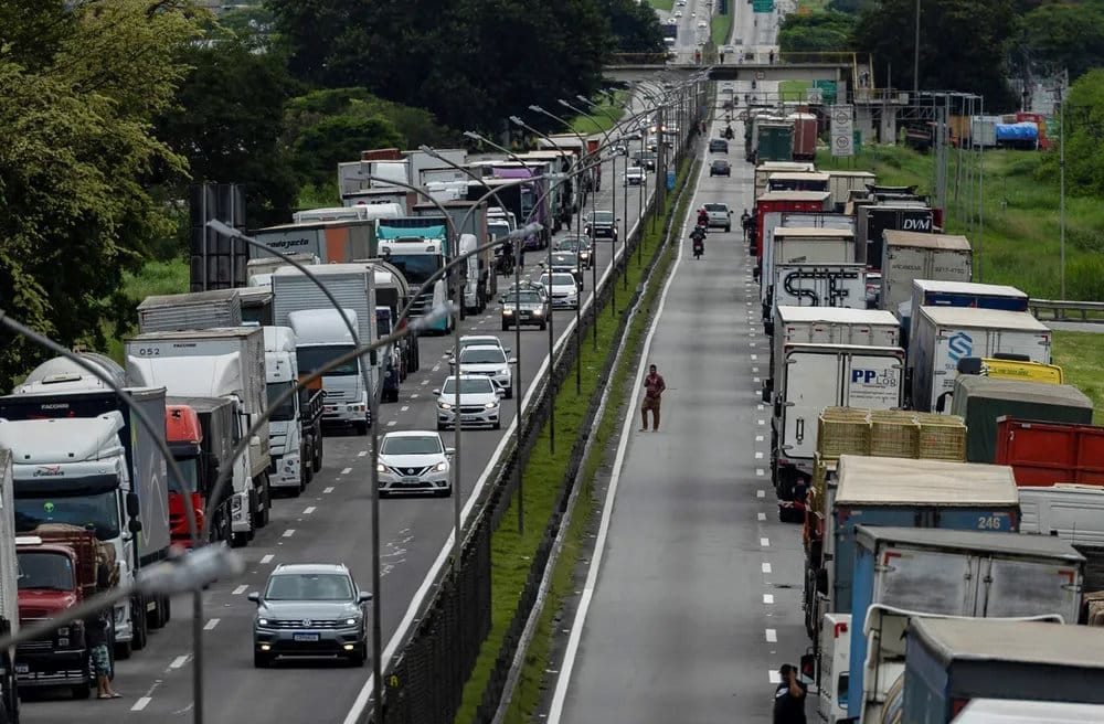 MPF processa caminhoneiros e transportadoras que bloquearam Via Dutra pelo resultado das eleições em 2022