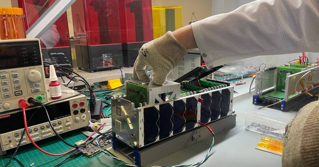 Inteligência artificial pilota satélite no espaço pela primeira vez