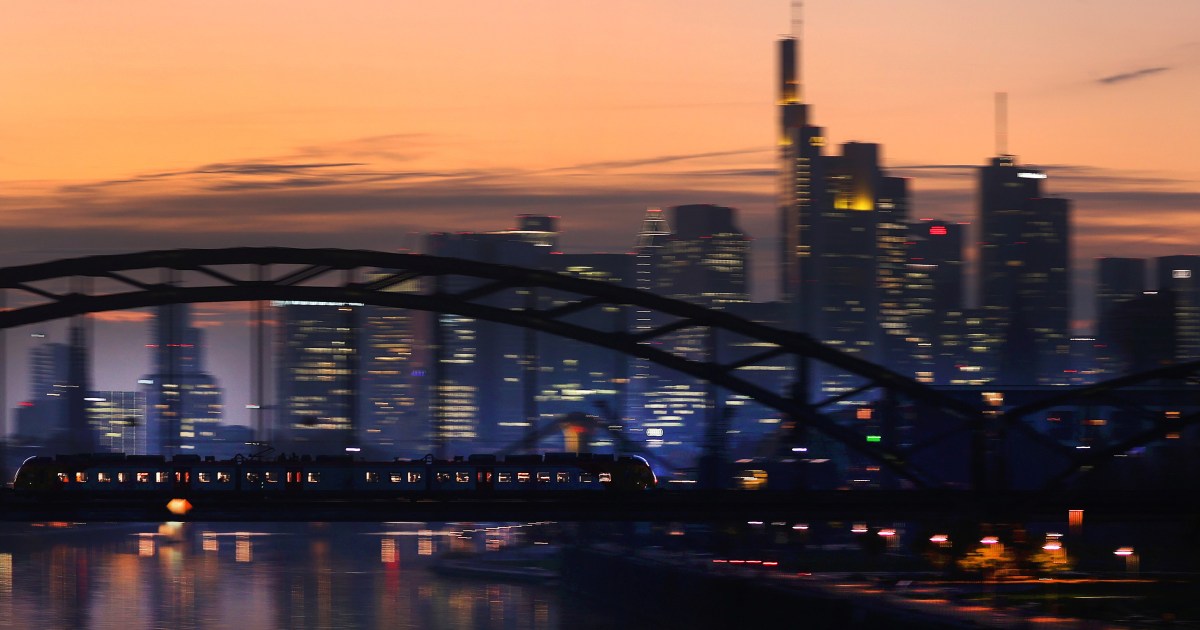 Indústria da zona do euro contrai em novembro e cortes de empregos aceleram