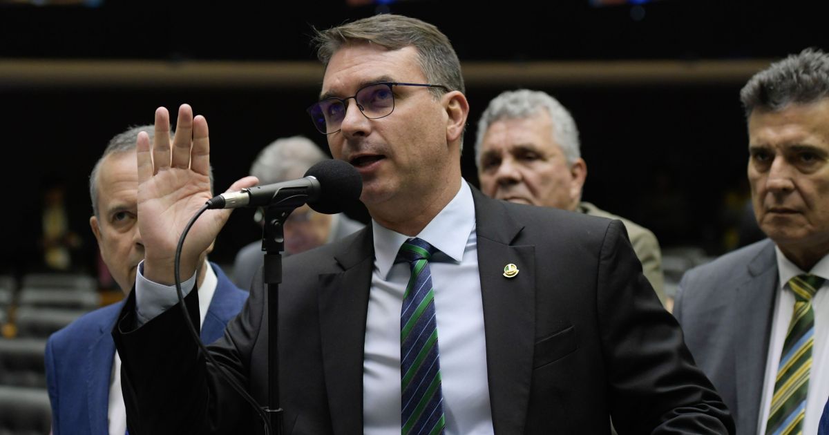 Pré-candidatura de Flávio Bolsonaro gera apoio, críticas e reação imediata