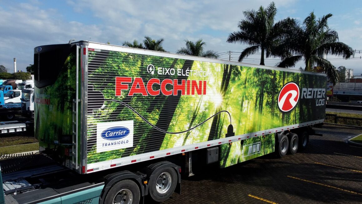Semirreboque elétrico frigorífico da Facchini roda na Reiter Log
