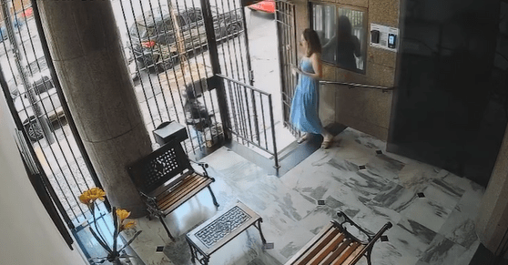 Mulher é investigada por injúria racial após ofender casal em edifício