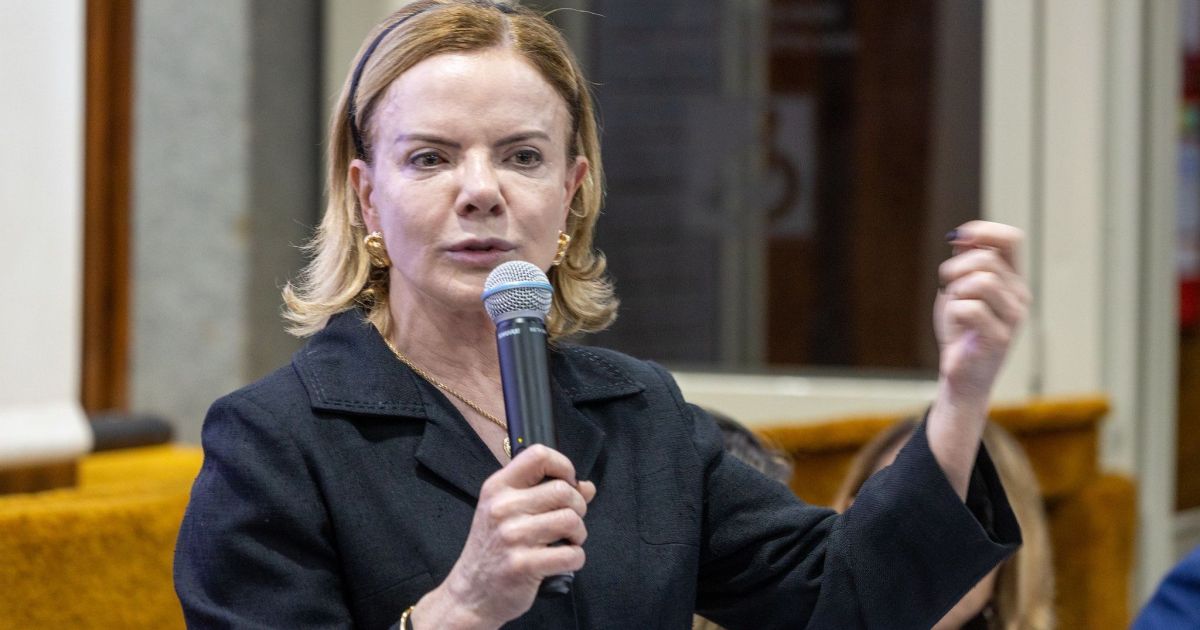 Gleisi cita “interesses” e diz que PL da Dosimetria “fragiliza legislação”