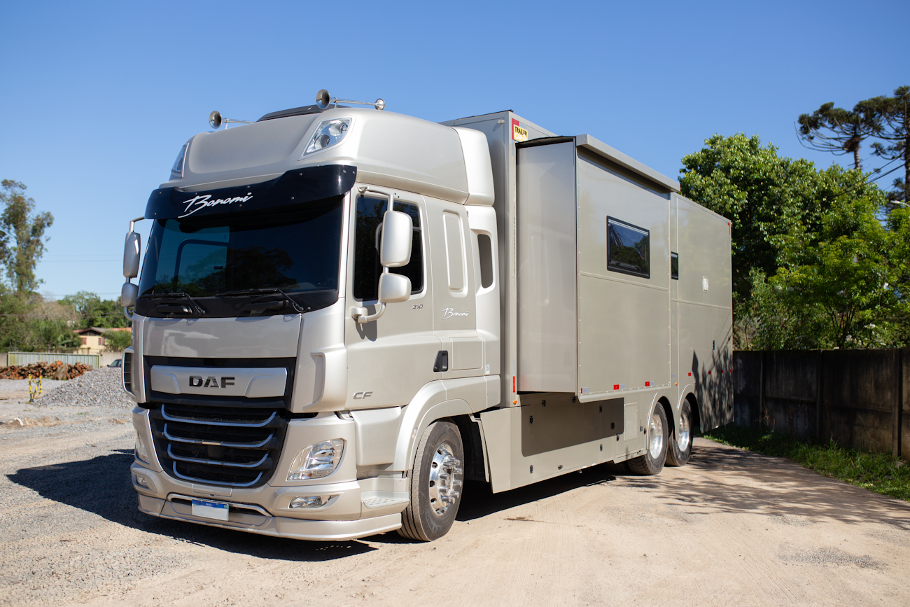 DAF CF é transformado em motorhome pelos proprietários da Bonomi Transportes