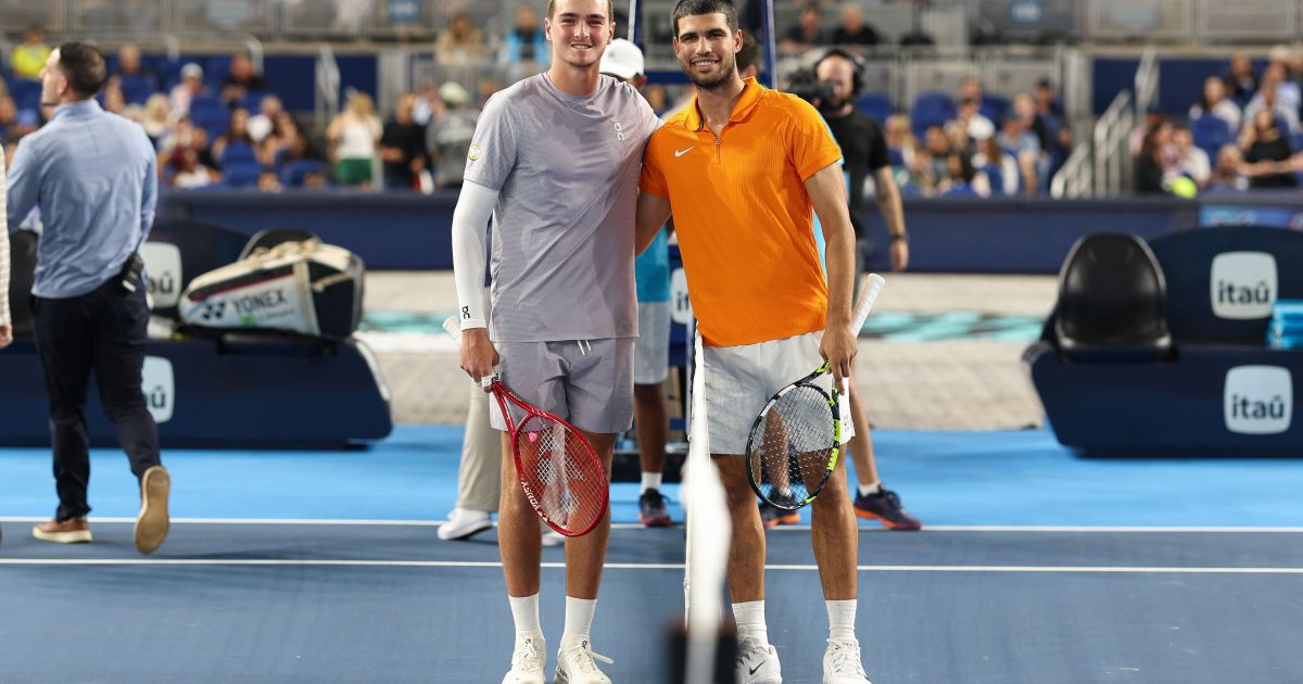 Em jogo divertido, João Fonseca perde para Alcaraz em Miami