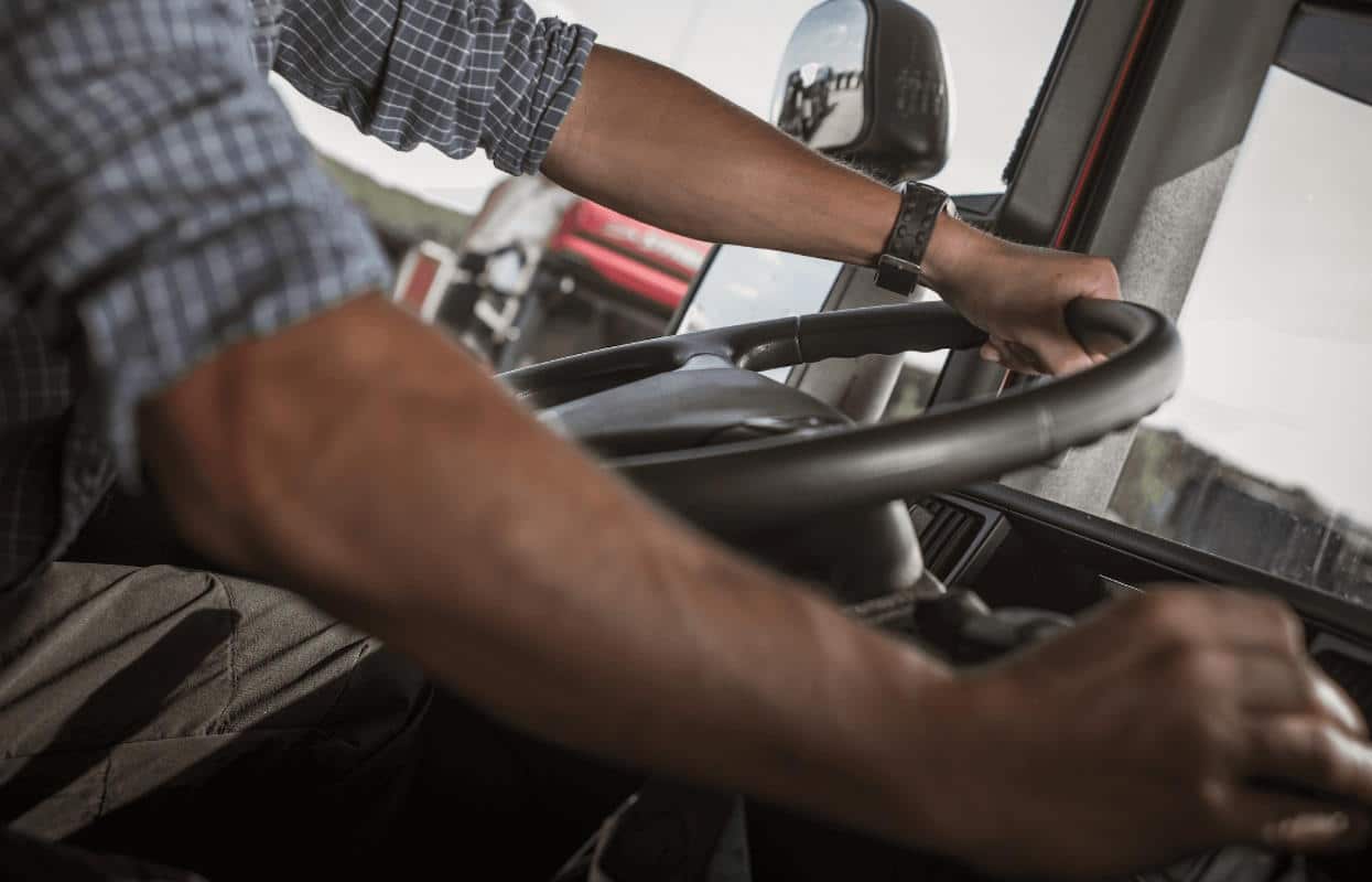 Detran de Goiás inicia multas de balcão por falta de exame toxicológico para motoristas profissionais