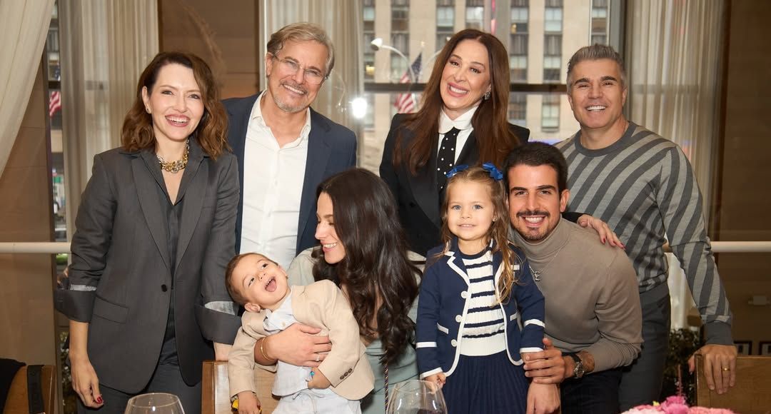 Claudia Raia e Edson Celulari posam com atuais parceiros e filhos; veja