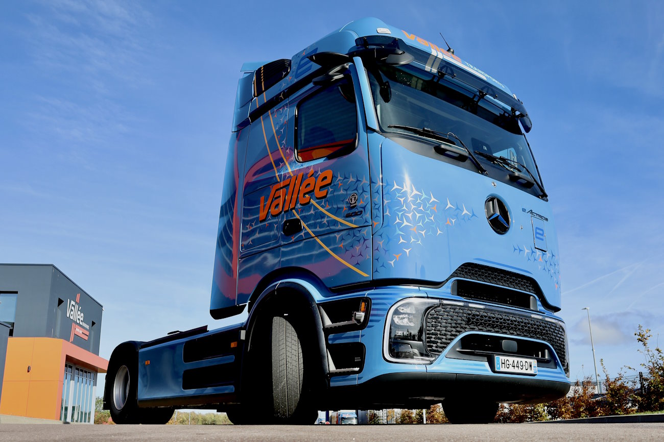 Mercedes-Benz vende um eActros elétrico e 62 Actros L 1848 para empresa francesa