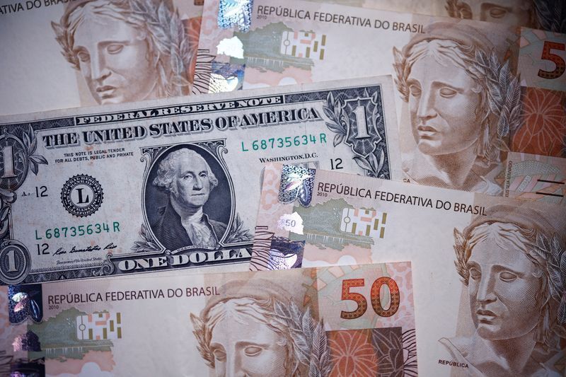 Dólar abre em queda em correção à disparada da véspera com eleição em foco