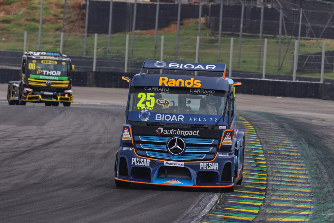 Zini supera problemas e fecha o 2025 da Copa Truck no pódio