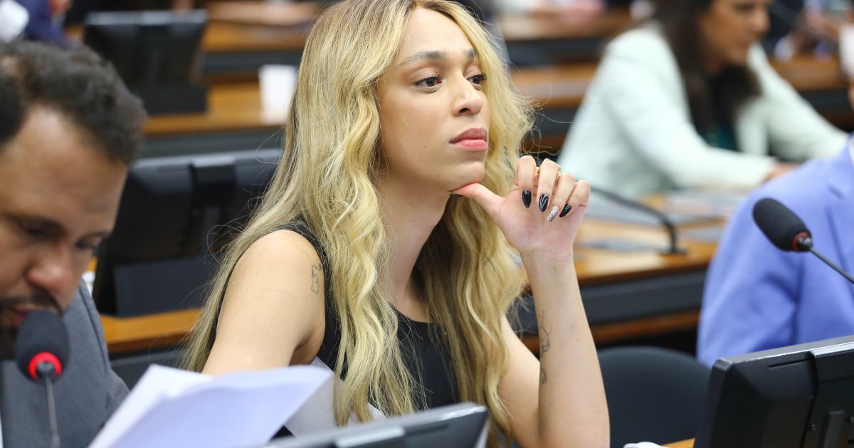 Erika Hilton aciona AGU contra fake news que acusam Lula de transfobia