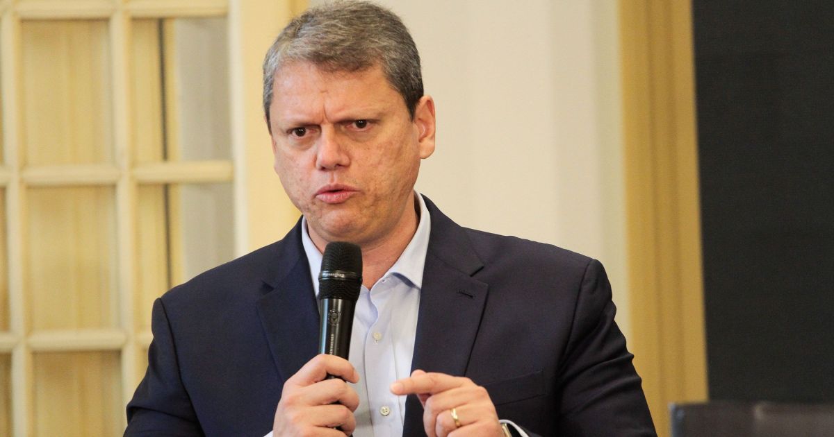 Tarcísio chega à Papudinha para visitar Bolsonaro