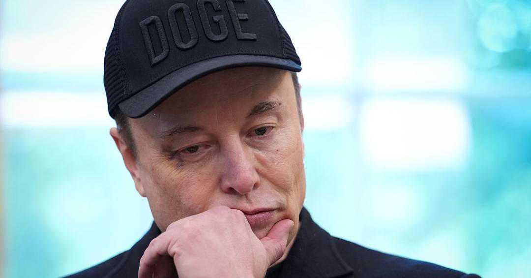 O que IA de Musk afirma sobre criação de imagens sexualizadas de crianças