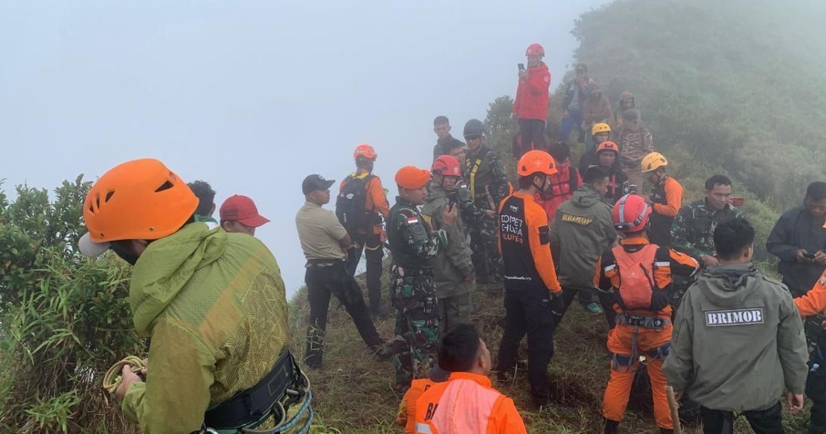 Indonésia encontra corpos dos 10 passageiros de avião que desapareceu