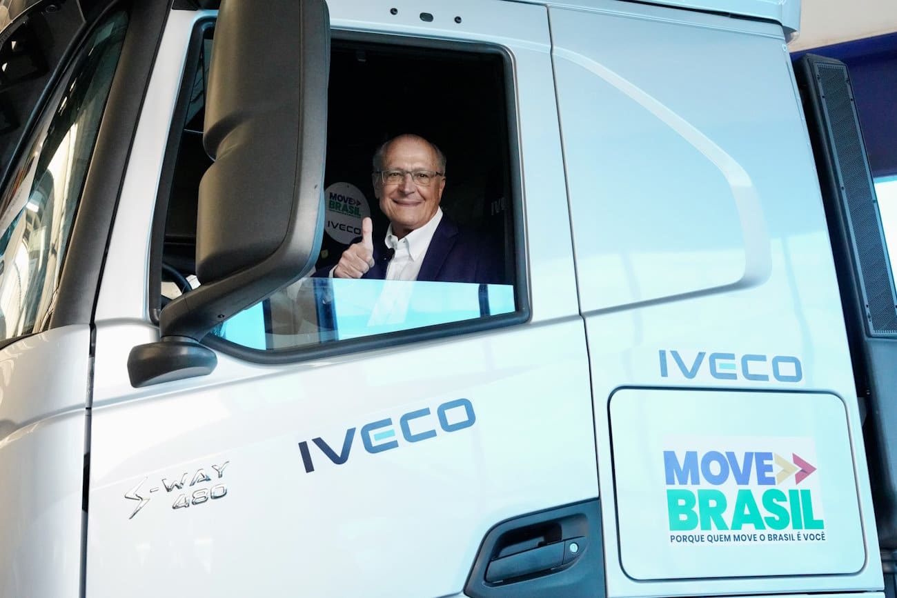 Junto com o vice-presidente Geraldo Alckmin, Iveco faz primeira entrega de caminhões pelo Programa Move Brasil