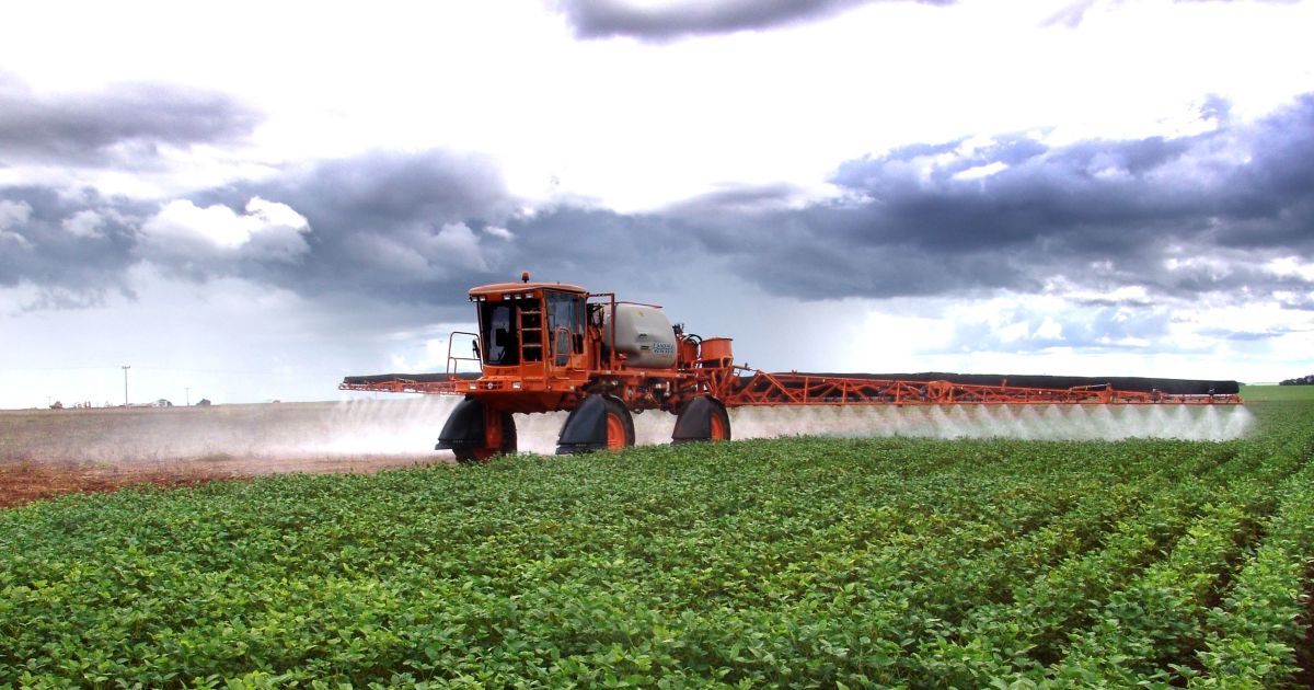 Importação de defensivos agrícolas e sementes cresce e atinge US$ 14,3 bi