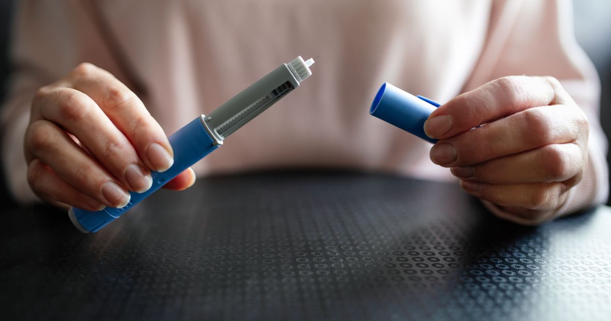 Uso de canetas emagrecedoras por idosos requer cuidados, diz geriatra