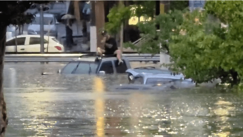 Saia do veículo imediatamente, diz Capitã dos Bombeiros sobre enchentes