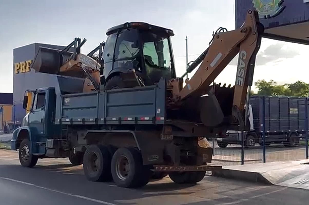 PRF flagra transporte irregular de retroescavadeira no Piauí