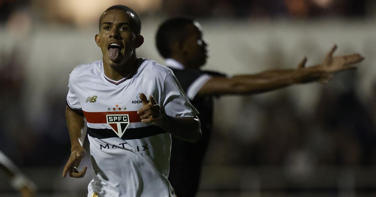 São Paulo vence Botafogo com gols no fim e avança para semifinal da Copinha
