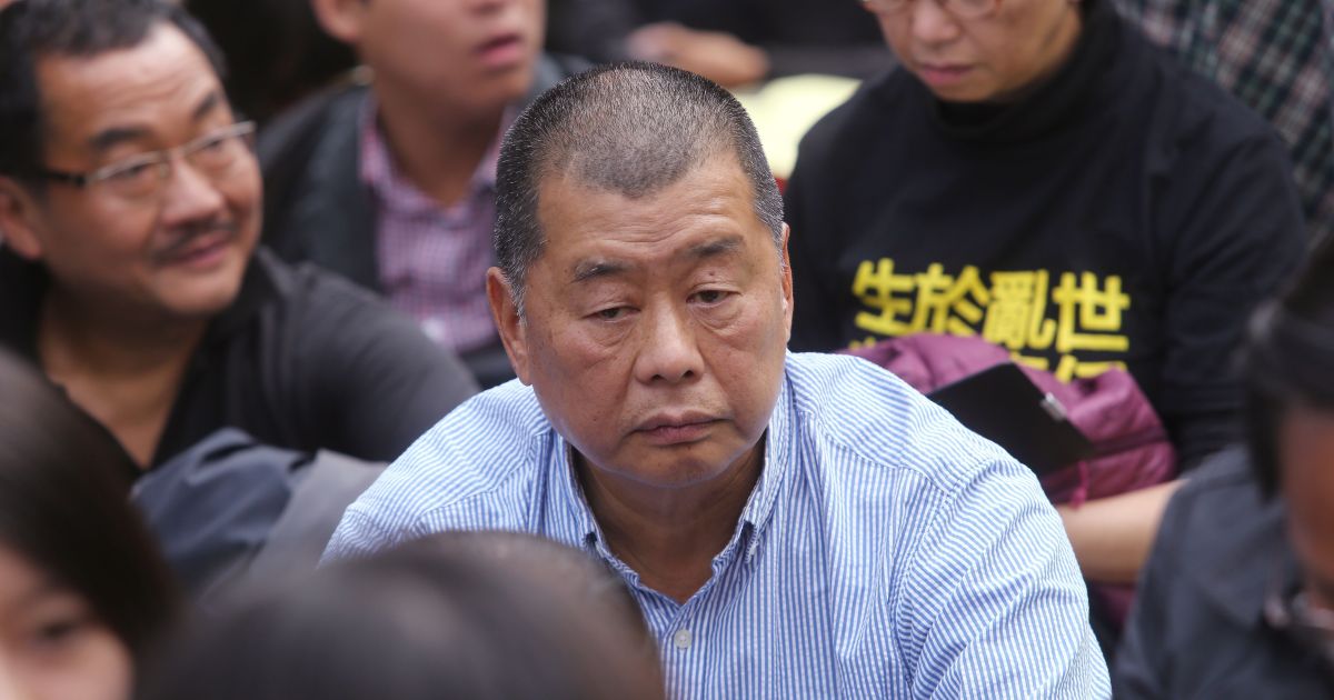 Jimmy Lai, magnata crítico de Pequim, é condenado a 20 anos de prisão