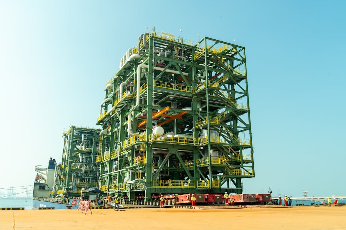 Mammoet transporta carga de 2,5 mil toneladas e 32 metros de altura nos Emirados Árabes Unidos