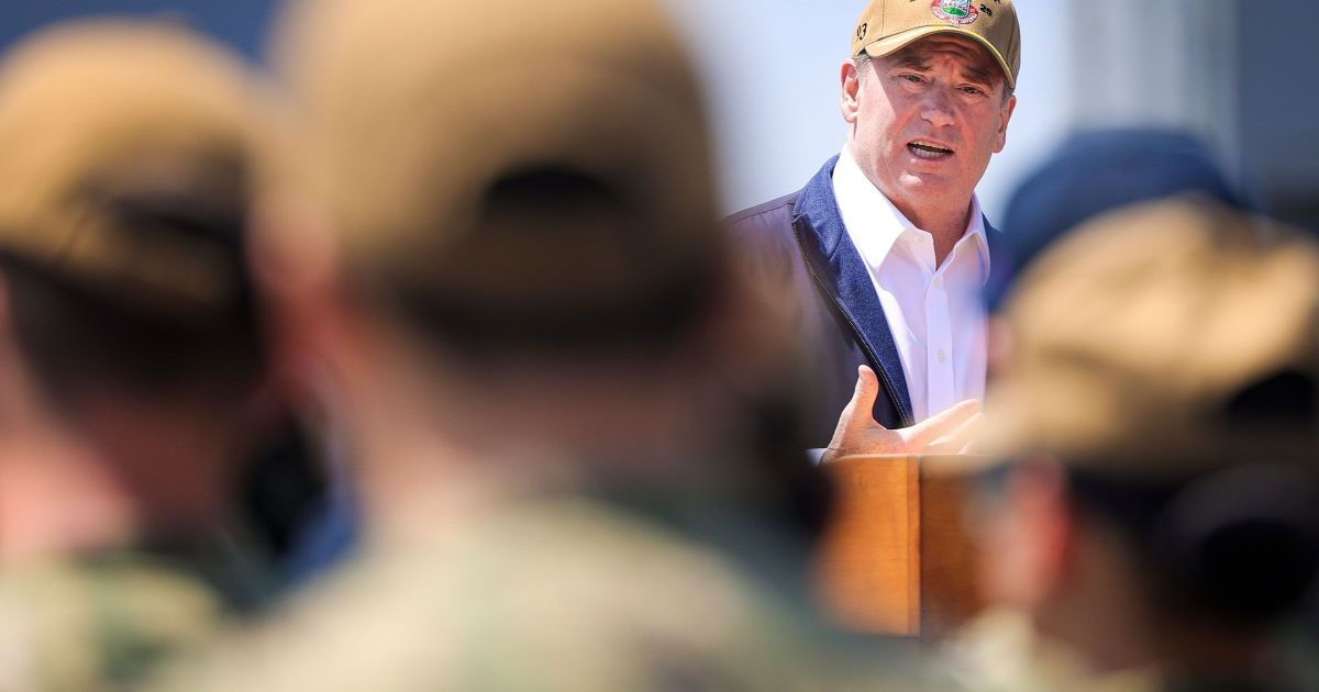 Secretário da Marinha dos EUA esteve em avião particular de Epstein em 2006