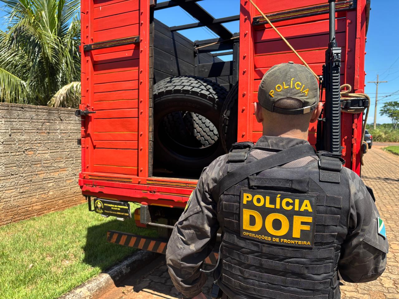 Caminhão carregado de pneus importados ilegalmente é apreendido em Mundo Novo-MS