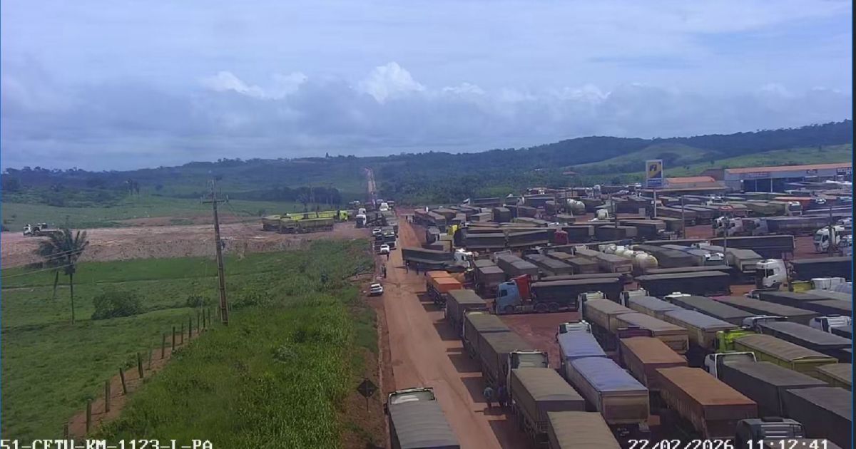 Caminhões enfrentam fila de 25 km para descarregar soja em Miritituba (PA)