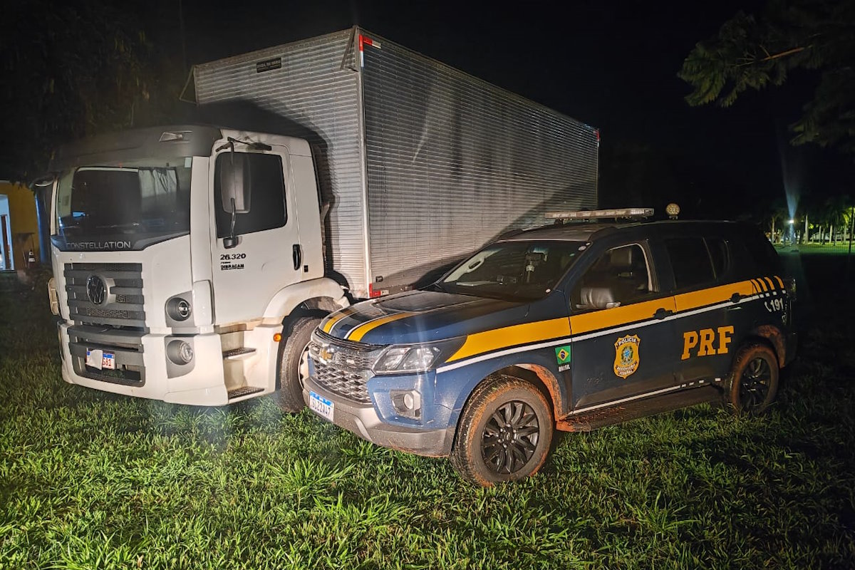 Dois caminhões carregados de mercadorias importadas ilegalmente do Paraguai são apreendidos pela PRF