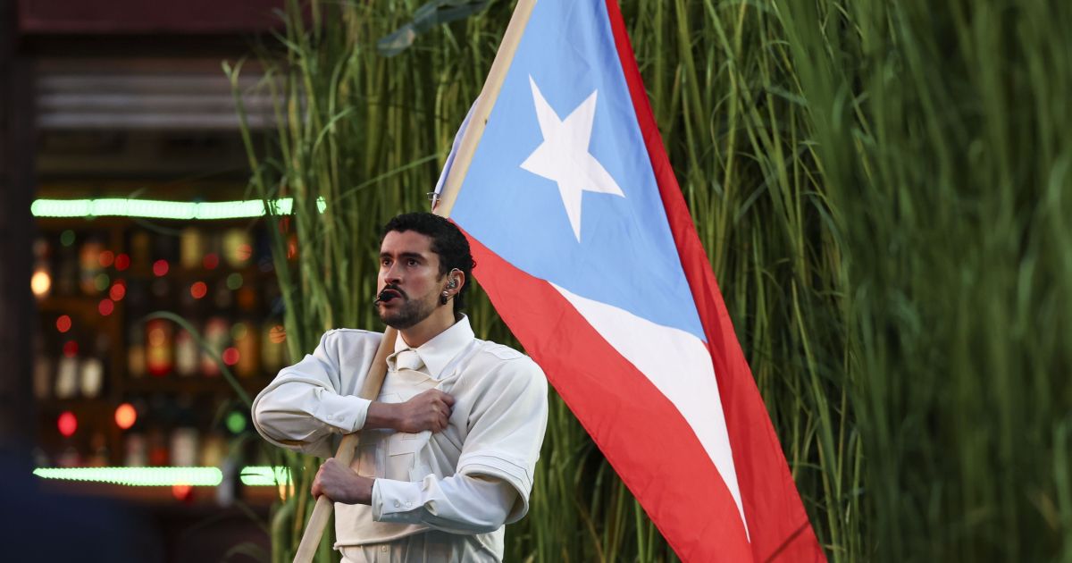 Bad Bunny usa palco do Super Bowl para enviar mensagens sobre imigração