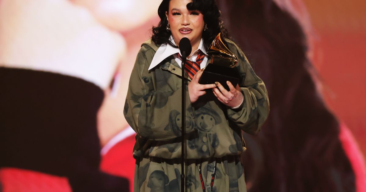 Lola Young ganha Grammy de Performance Solo de Pop após pausa na carreira