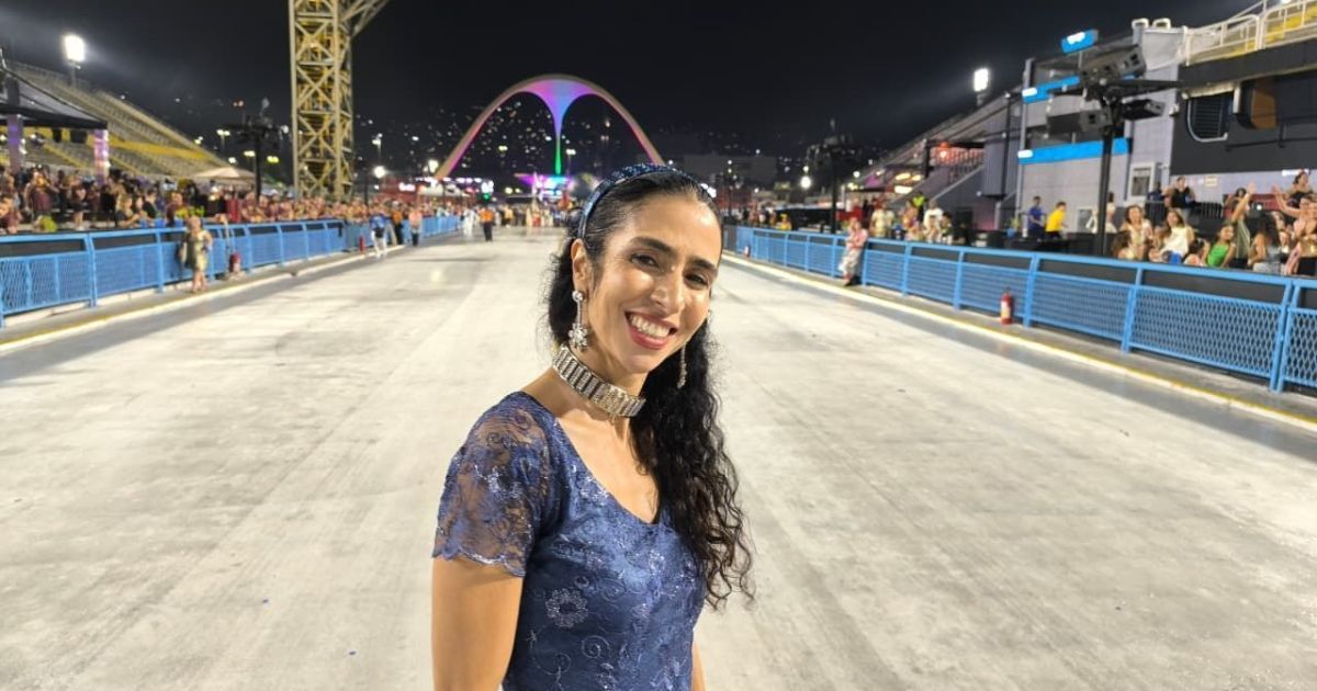 Marisa Monte se emociona com desfile da Filhos da Águia na Sapucaí