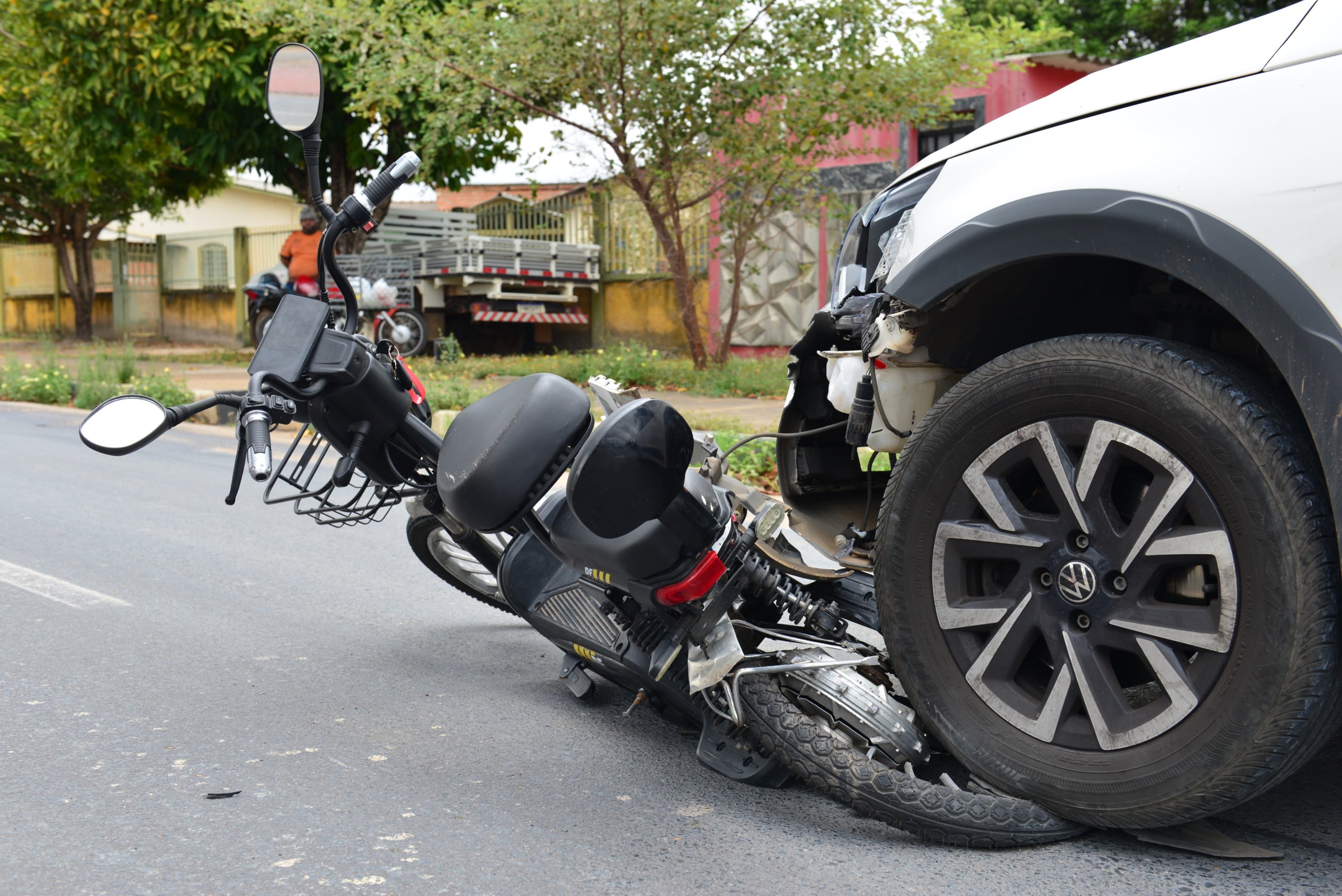 Colisão entre carro e moto elétrica deixa homem em estado grave em Boa Vista