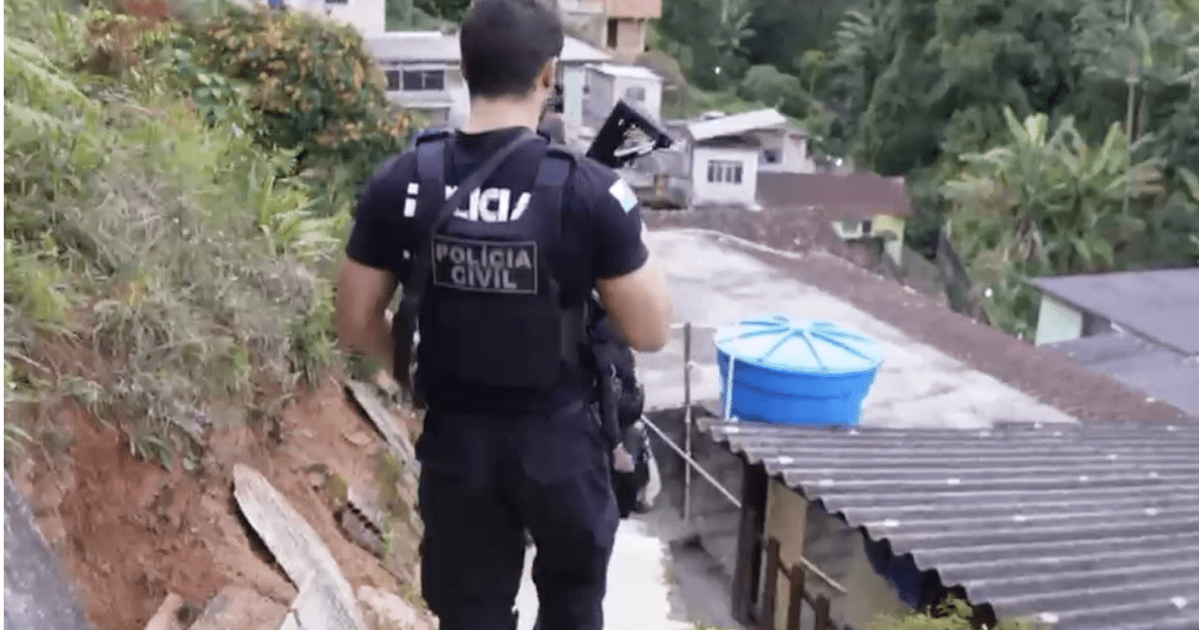 Policiais suspeitos de extorquir membros do CV são alvos de operação no Rio