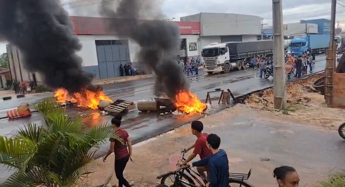 Moradores e empresários interditam a Alça Viária em protesto contra obras na via