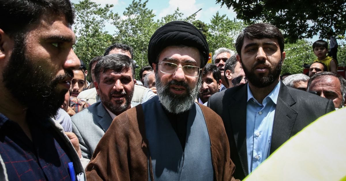 Filho de Khamenei surge como nome forte à sucessão, diz The New York Times