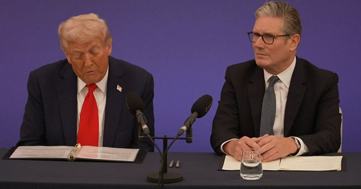 Premiê do Reino Unido e Trump discutem crise do Estreito de Ormuz