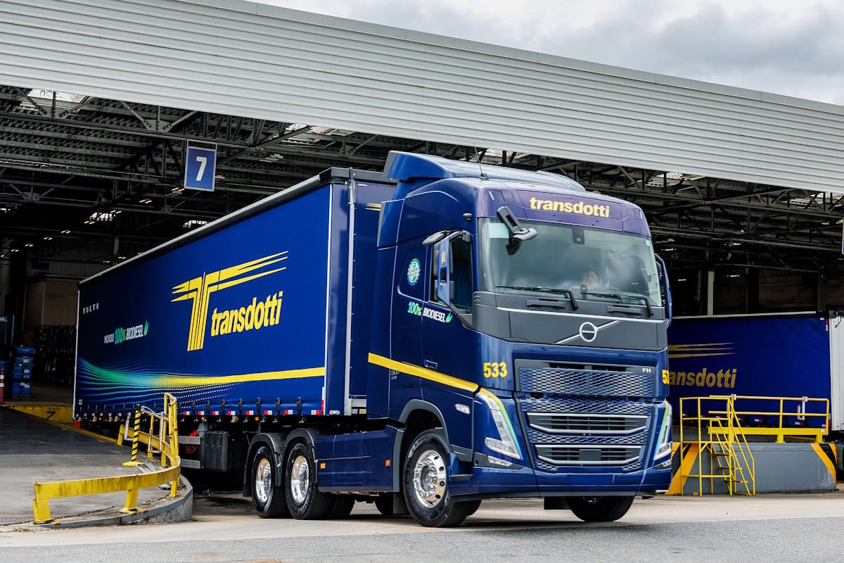 Caminhões 100% Biodiesel são colocados no transporte de peças para fábrica da Volvo em Curitiba