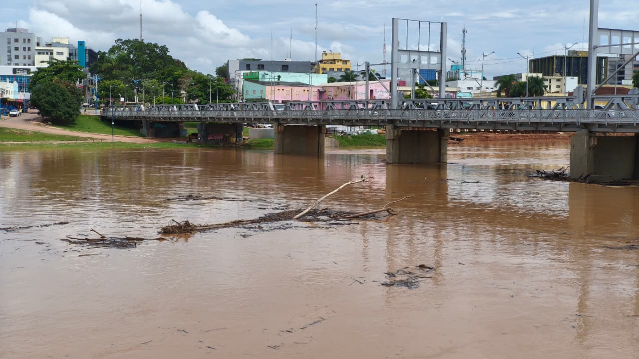 Rio Acre sobe 2 metros em 24 horas e ultrapassa cota de alerta em Rio Branco