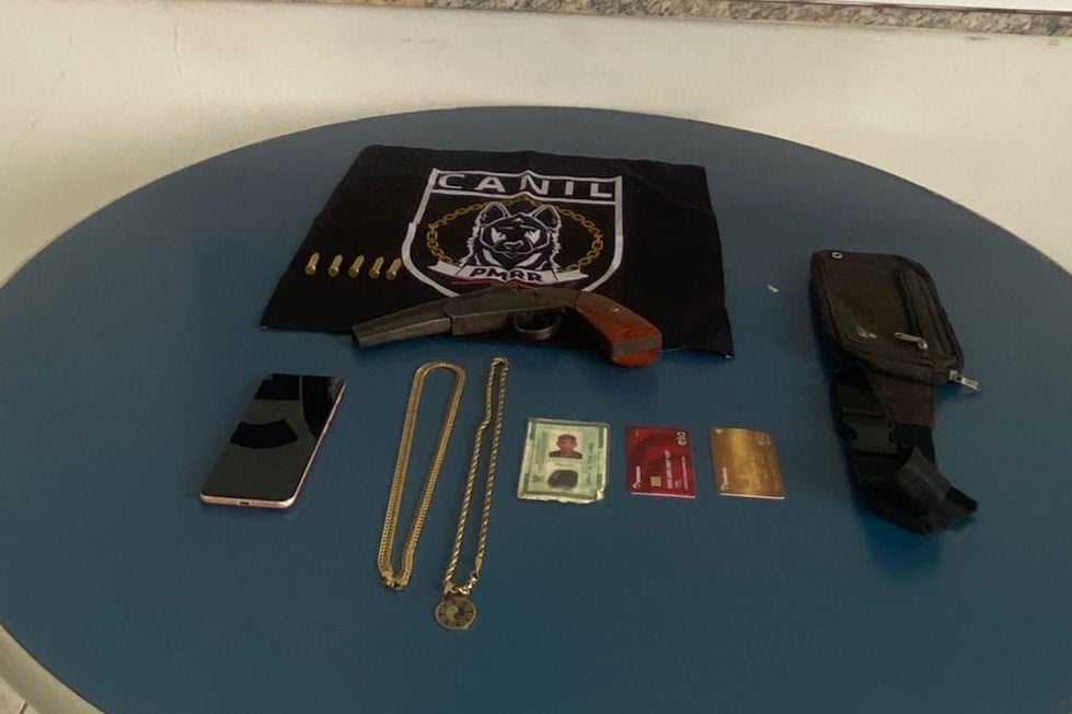 Dupla é presa com arma de fogo e munições após perseguição no Pintolândia
