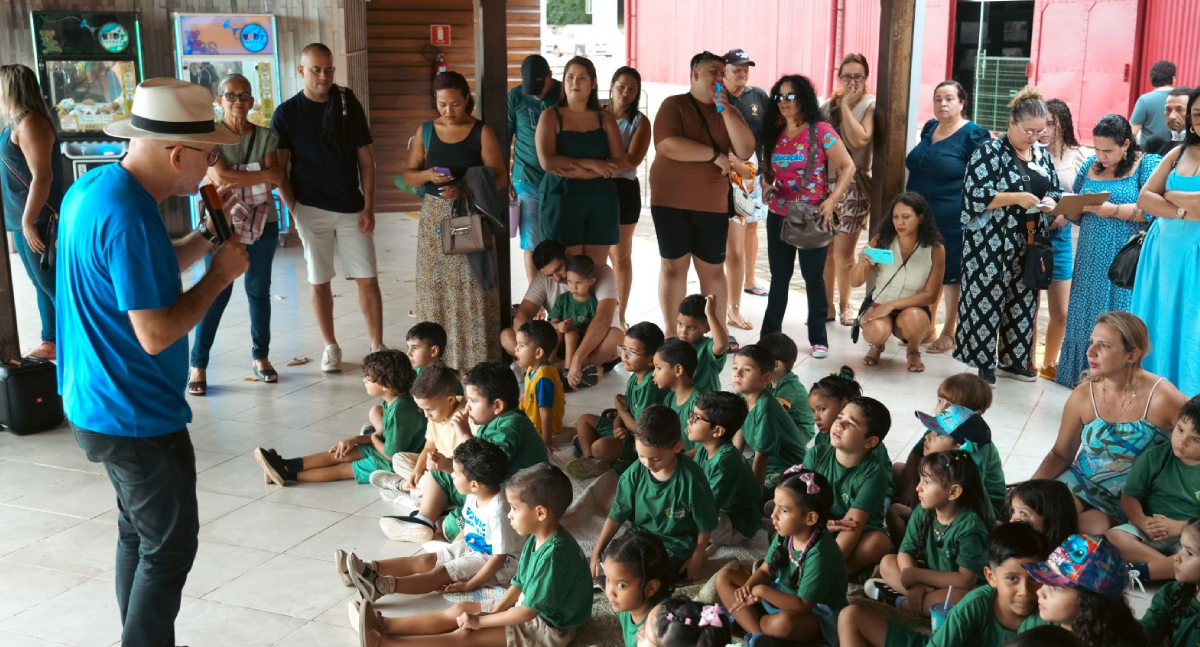 Alunos da Escola Meu Pequeno Jones participam de aula no rio Madeira