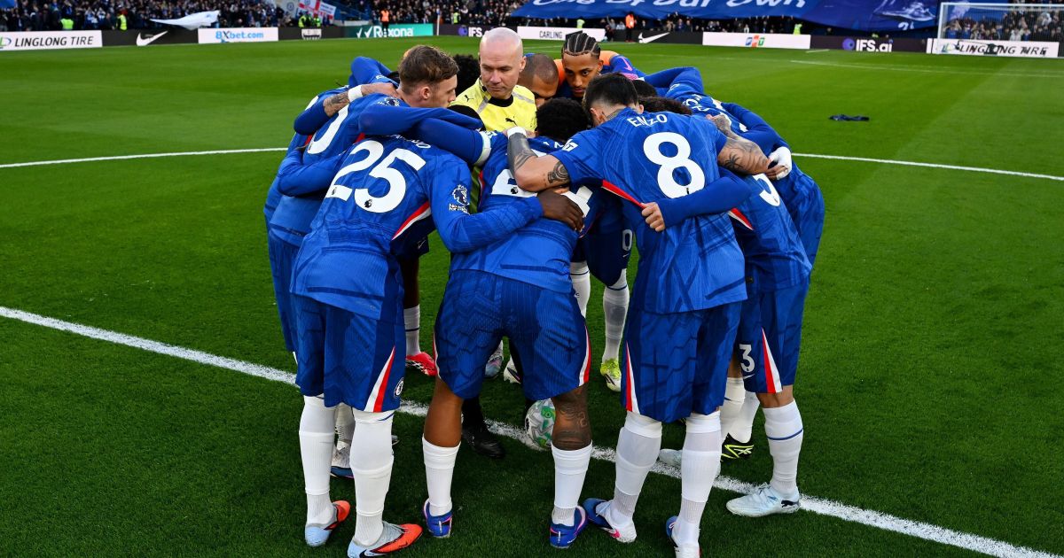 Árbitro participa de “rodinha” do Chelsea antes de jogo começar; veja
