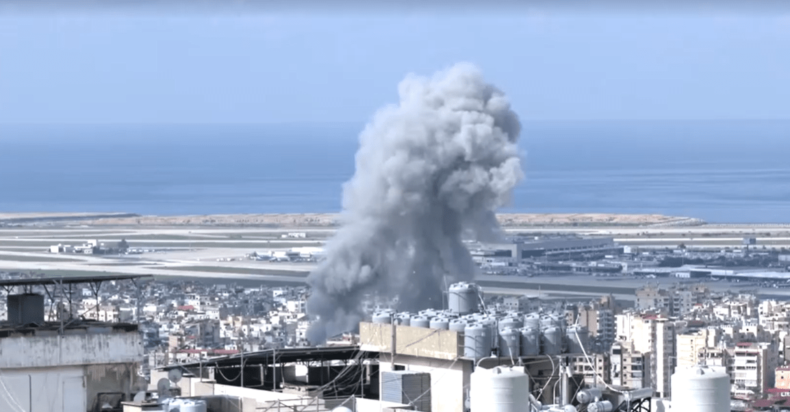 Fumaça é vista perto do aeroporto internacional de Beirute, no Líbano